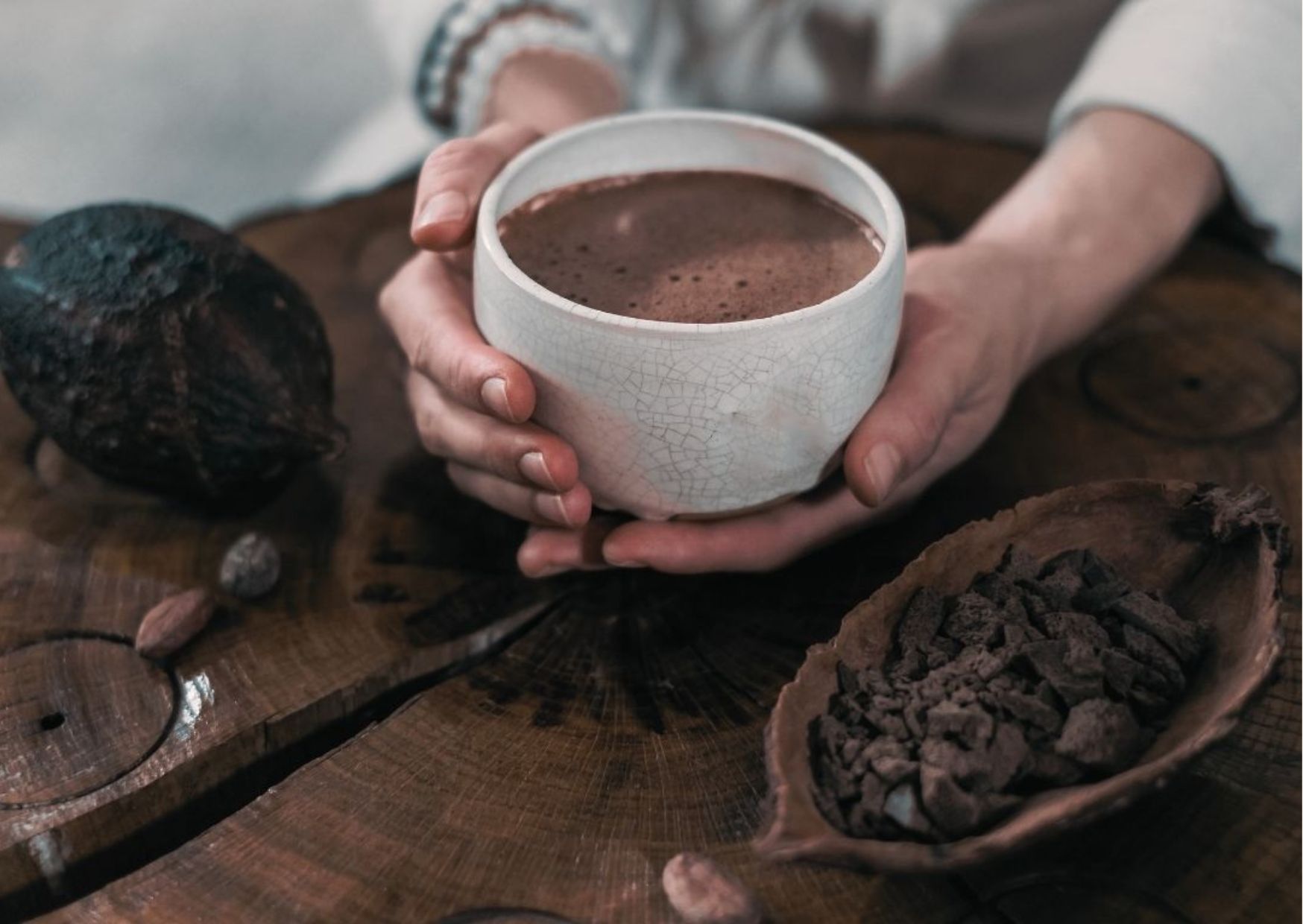 Frau mit einer Tasse Kakao in den Händen